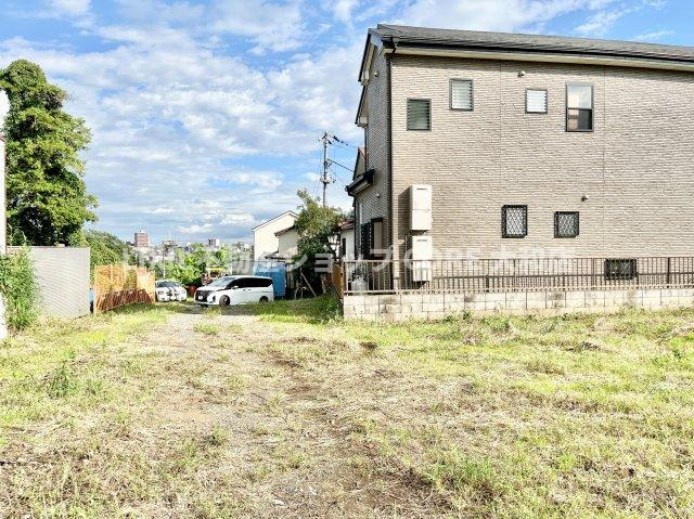 造成工事中の現地写真です。全7区画の新しい分譲地として整備予定。周辺には新築住宅が並ぶ、明るくすっきりとした街並みが期待できます。