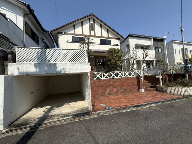 敷地内2台駐車可能（車種制限有）。掘り込み車庫は間口約2950mm・高さ約1750mm・奥行約5000mm。