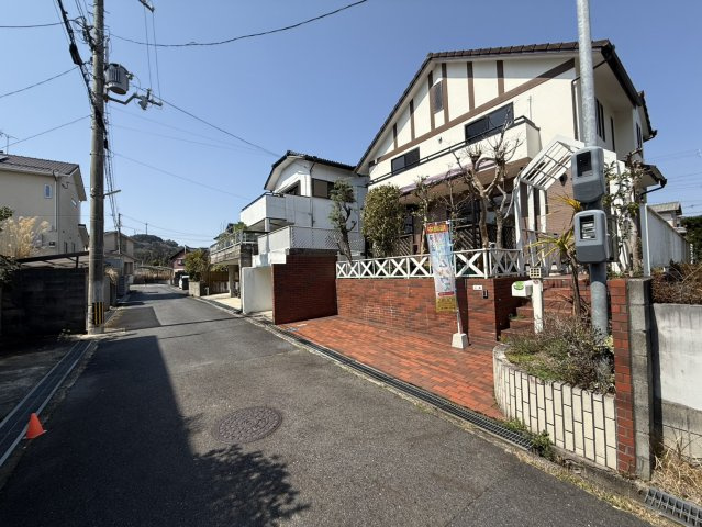 南東向きで採光良好。前面道路は約4.6mあり、落ち着いた住環境が広がります。