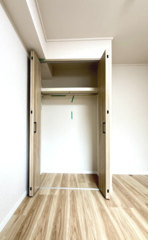【洋室約5.7帖　収納】　洋室にクローゼットがございますので衣服などスッキリ収納することができます。　