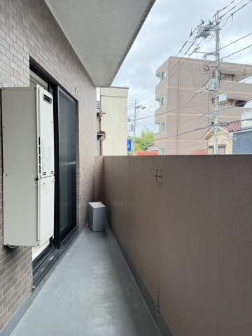 【バルコニー】　LDKに面したバルコニー。室内に明るい陽光を届けます。