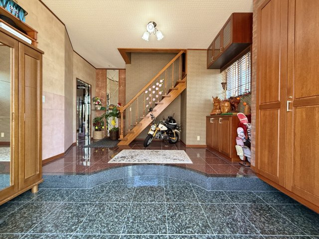 大理石とエコカラットとふんだんに使った玄関。玄関入っても建物の重厚感が伝わってきます。