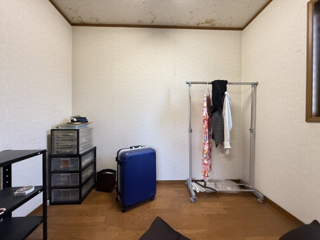 納戸として利用できるゆとりある空間。衣類の保管などに最適です。棚や収納ボックスを活用すれば整理整頓もしやすく、生活スペースをすっきり保てます。窓付きで換気もでき、快適に使える実用的なお部屋です。