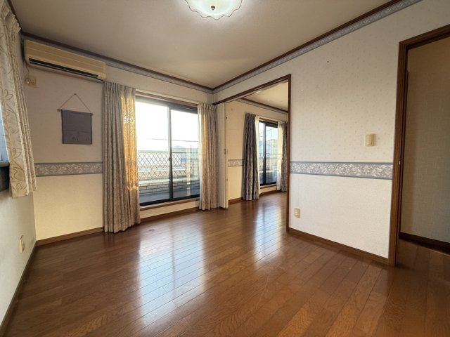 二部屋をつなげて広く使える洋室。引き戸を開ければ開放的な空間となり、主寝室や子ども部屋、趣味の部屋など多用途に利用可能です。明るい光が差し込みバルコニーにも面しているため風通しも良く快適に過ごせます。