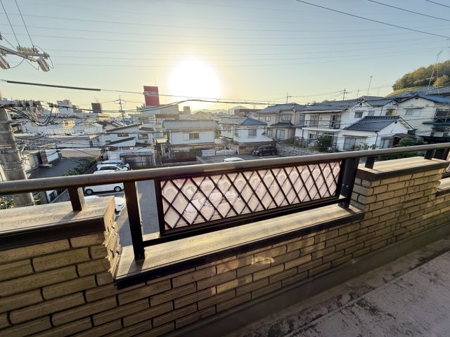 開放感のある広々としたバルコニーからは街並みと遠くの山々を一望できます。陽当たりが良く、朝の光や夕暮れの景色を楽しめる心地よい空間。洗濯物もたっぷり干せる広さで々の暮らしにゆとりをもたらしてくれます。