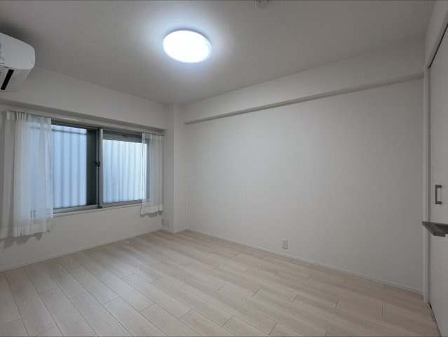 北側の洋室になります