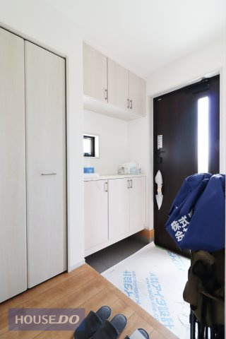 【玄関】ゆったりと明るい玄関がご家族や来客をお出迎え。機能的な大型シューズボックスは長物もしっかりと収納できます。
