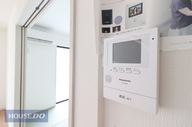 【TVインターホン】カラーの録画機能付きで、不在時の来訪者も確認可能。防犯上はもちろん、お届け物などの把握にも便利！