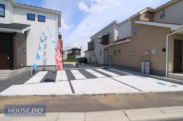 【駐車スペース】広々カースペースを確保しました！来客用としても重宝しますね。家族の出かける時間が異なっても安心です。