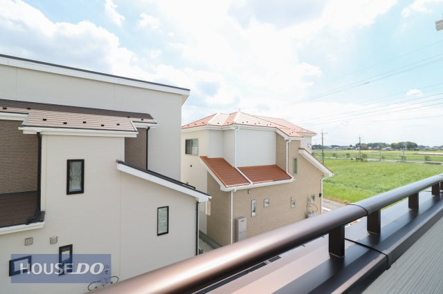 【建物からの眺望】バルコニーからの景色。十分な間隔が確保されております。