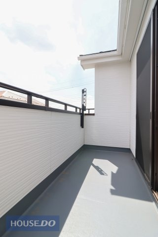 【バルコニー】広々バルコニーでお布団や洗濯物がたくさん干せるだけでなく、周囲の視線を気にせずにプライベートな時間を過ごすリラックス空間としても使えますね♪