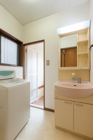 独立洗面台です。※構造や間取はそのままにCG加工により空家を表現しています。