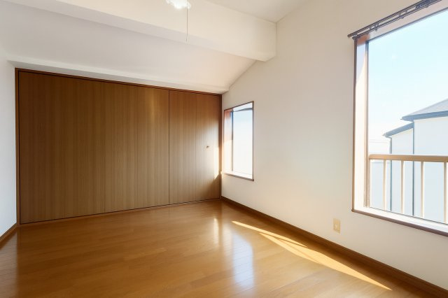 収納豊富な2階洋室です。※構造や間取はそのままにCG加工により空家を表現しています。