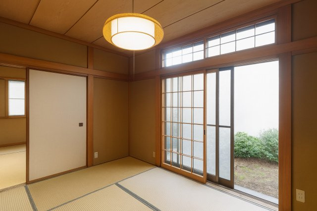 南向きの明るい和室です。※構造や間取はそのままにCG加工により空家を表現しています。