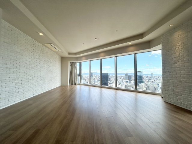 【リビングダイニング】大きな窓からたくさんの陽が差し込み、お部屋全体がとても明るく、暖かみある空間です☆
