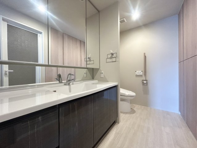 【独立洗面台】ホテルライクなパウダールーム、洗面台とトイレを備えた、ゆとりとある空間です！