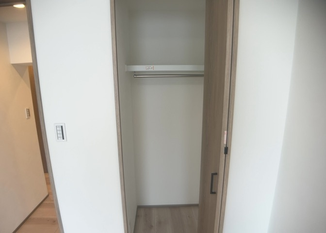全居室収納が付いており、衣類や生活用品をすっきり片付けられます。お部屋の有効スペースを広く確保できる利便性の高い構造です。クローゼットやシューズボックスを活用してキレイな室内を保つことができます。
