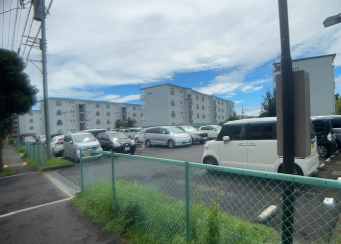 月額7639円で利用可能な敷地内駐車場を用意しております。敷地内に愛車を駐車できるため移動も大変スムーズに行えて便利です。空き状況や詳細な区画サイズにつきましては担当まで事前にお気軽にお問合せ下さい。