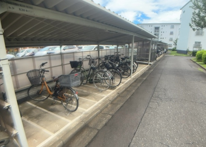 敷地内には自転車を安全に停められる駐輪場が設置されています。小田急相模原駅までの移動や周辺施設への移動時にも自転車があると大変便利です。利用条件や空きスペースについては事前に確認しておくと安心です。