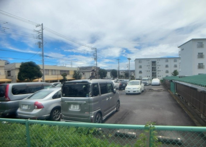 平面タイプの敷地内駐車場は車の出し入れがしやすく大変便利です。月額7639円の利用料となっており、お車をお持ちの方にも嬉しい条件。駐車スペースの寸法等につきましては現地で直接ご確認いただけます。