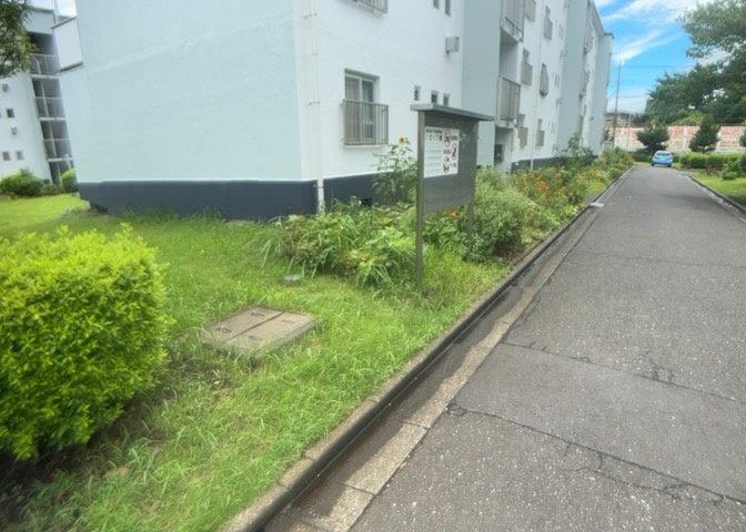 緑に囲まれた敷地内スペースは住まう方の憩いの場として親しまれています。陽光が優しく注ぐ開放的な空間で、四季の移ろいを感じられます。管理体制がしっかり整っているためいつでも綺麗な状態が保たれています。