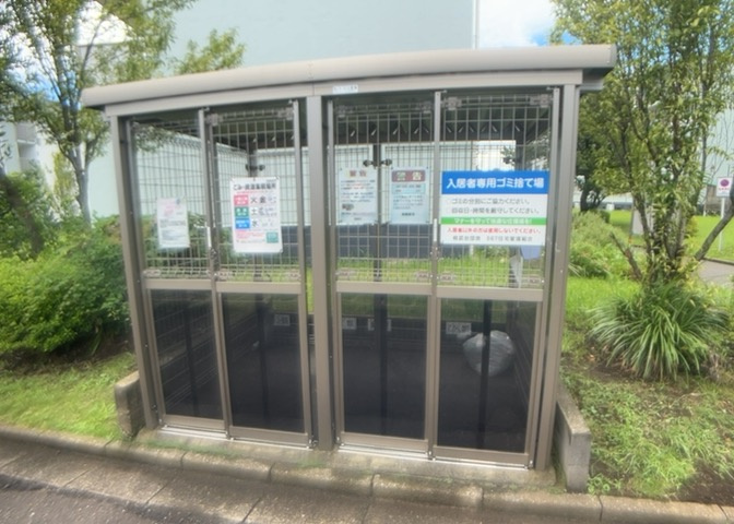 室内にはＴＶモニタ付インターホンが設置されており訪問者を映像で確認可能です。また、照明器具やエアコンなどの便利な設備もあらかじめ用意されているため、入居時の費用負担を抑えることができて大変お得です。