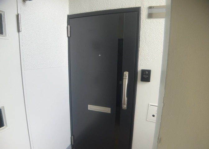 防犯対策として室内にはＴＶモニタ付インターホンが完備されています。来訪者の顔をモニター越しにしっかり確認してから対応できるため安心。お子様のお留守番や一人でのお過ごしの際にも頼もしい安心設備です。