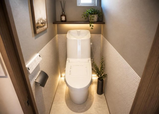 2026年6月に交換された温水洗浄便座付きの快適なトイレです。白を基調とした壁や床のクロスも新調されており、清潔感溢れる明るい空間に仕上がっています。水回りリフォーム済みで気持ちよくお使いいただけます