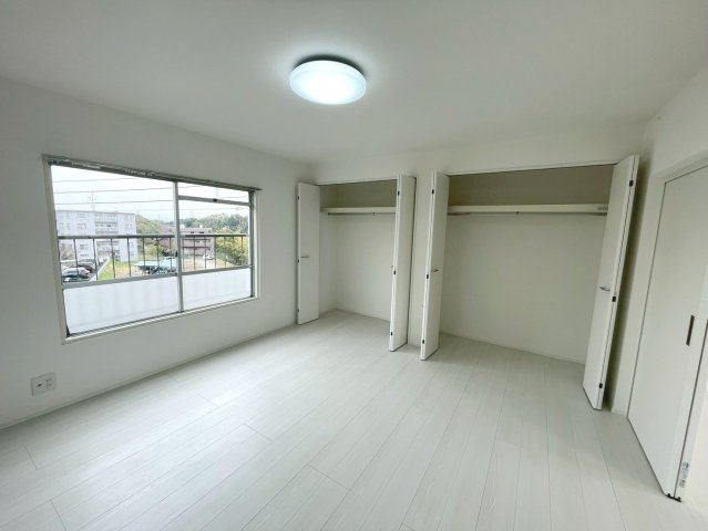 洋室約7帖壁面クローゼットで収納たっぷり