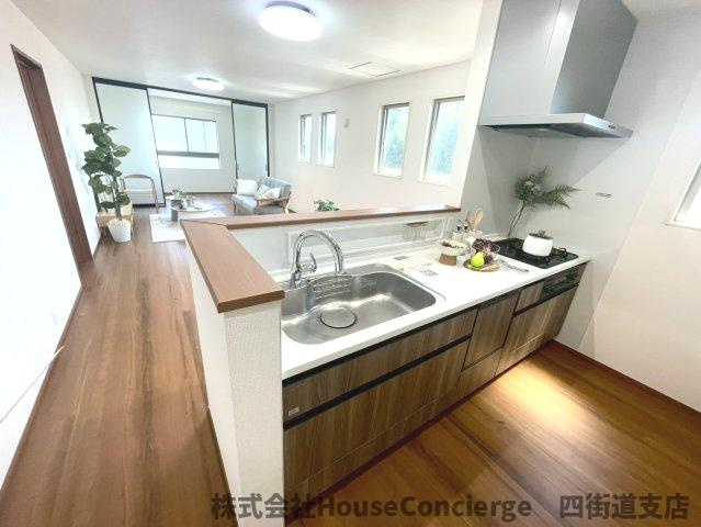 リビングとひとつながりの空間が、キッチンに開放感をプラス。小さなお子さまの様子も、料理をしながら見守れます