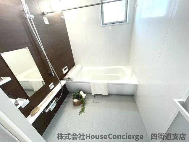 明るく清潔なバスルームは、一日の終わりを気持ちよく締めくくる場所。何気ない時間こそ、心地よく