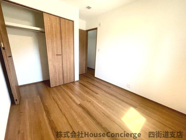 “今は収納部屋、将来は書斎”。暮らしのステージにあわせて形を変えられる、頼れる一部屋です