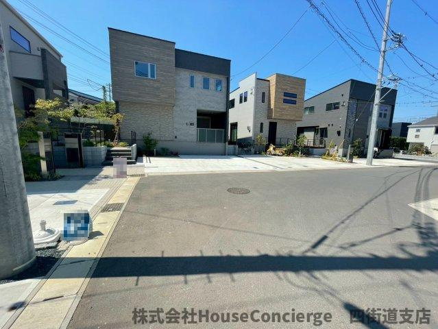 広々とした前面道路が生む、開放感ある暮らし