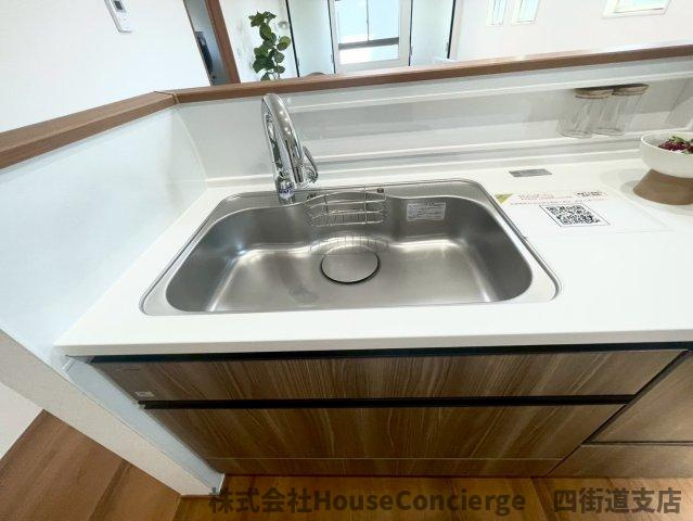 食材を洗う、下ごしらえをする、後片付けをする??すべての動作が自然に流れる、ストレスフリーなシンクまわり