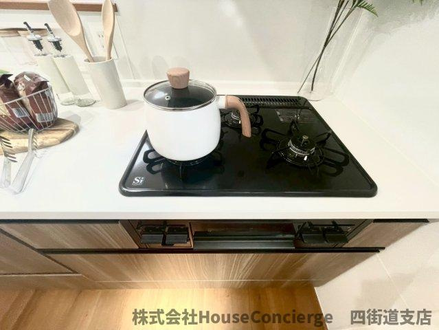 主菜も副菜も、同時に調理できるから毎日がもっとスムーズに。3口コンロが、時間にも気持ちにもゆとりをくれます