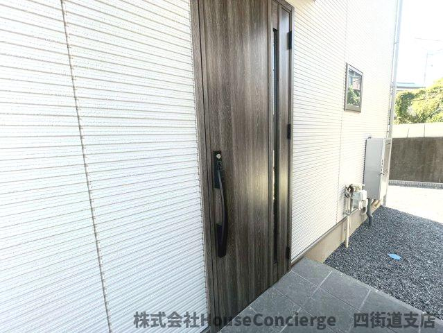 毎日の“ただいま”が心地よい、明るく開放的な玄関