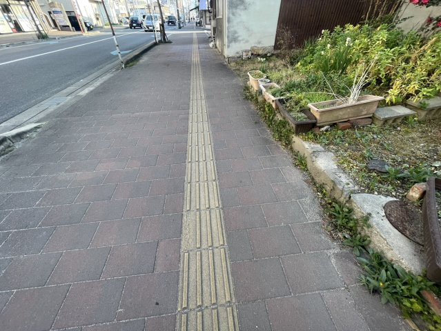 前面道路には整備された歩道があり、歩行者も安心して通行できる環境が整っています。車道との距離も確保されており、お子様の通学も安心で、安全面にも配慮された立地で落ち着いて生活できる住環境です。