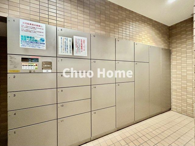 【宅配ボックス】在宅時・不在時に関わらず、居住者の代わりに非対面で宅配物を受け取ってくれる便利な設備です。わかりやすくご説明致しますので見学時にはお部屋だけではなく共用部分もぜひチェックしてください。