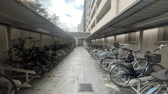 屋根付きの駐輪場が設けられており雨や直射日光の影響を受けにくいのが嬉しいポイントです。駐輪スペースもしっかり確保され自転車を利用する家族にも便利。通勤・通学近隣へのお買物など移動を快適にサポートします