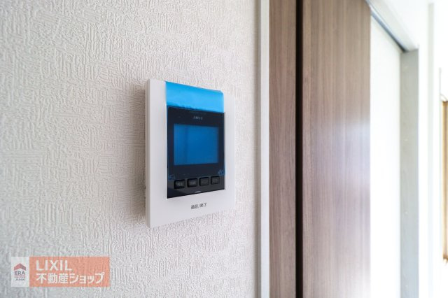 【TVモニター付インターホン】来客の顔が分かるTVモニター付ドアホン。不在時には、カラー録画もしてくれるのでセキュリティも安心です！しっかりと声も聞こえますので2重で安心ですね。