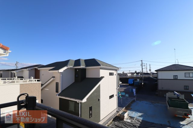 【建物からの眺望】バルコニーからの景色。十分な間隔が確保されております。
