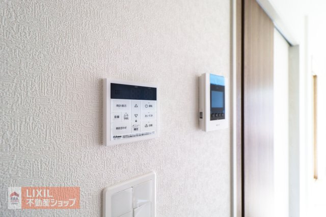 【温水設備】現地完成写真。シンプルなデザインにすることで操作もわかりやすい給湯スイッチ付きで温度調整もラクラクです。