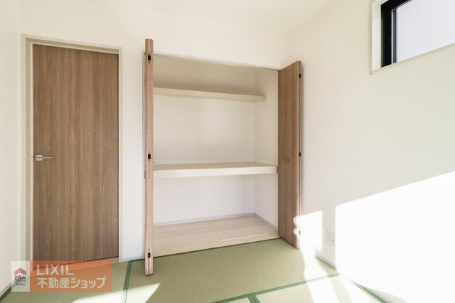【収納】和室は押し入れ、洋室はハンガーパイプのあるクローゼットになっております。