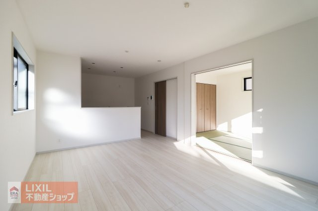 【ダイニング】。広々としておりホームパーティーも開けそうです。