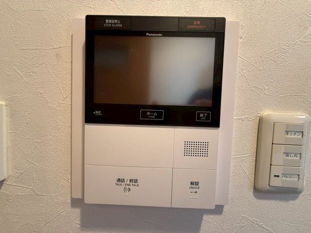 訪問者が来たときにテレビ画面で確認できるため、安心してドアを開けられます。録画機能があるものもあり、留守中に来訪者を記録しておくことができます。利便性が高く、セキュリティ面でも安心です。