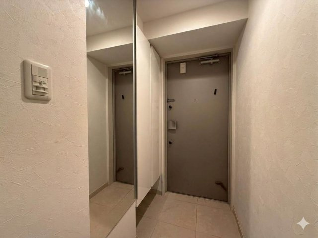 大きな玄関収納付きの玄関です　家族皆様の履物をしっかり収納できます　姿見付きでお出かけ前の身だしなみチェックに便利です