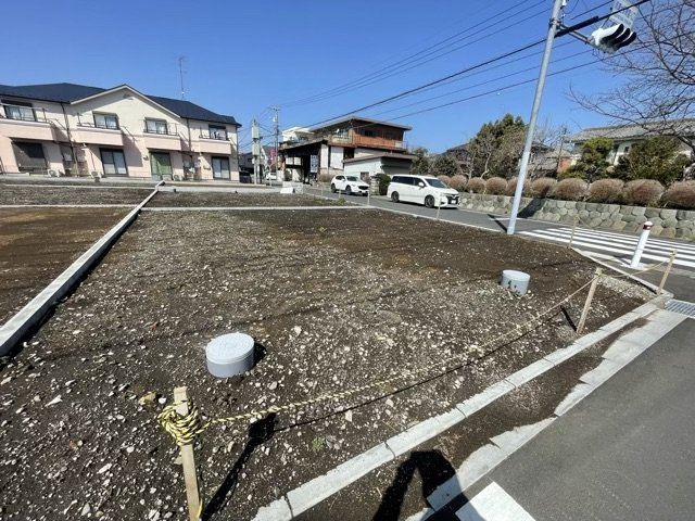 土地の形が極端に長細かったり、狭小地、あるいは道路との高低差がある傾斜地だった場合、後々売ろうとしても買い手がつかない場合もあります。後々、売却することになった時に価値の下がらない土地を選びましょう。