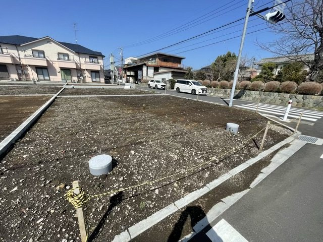 土地の面積＝住宅面積ではありません。建ぺい率の問題などで、土地のある場所によって住宅を建てられる面積は限られています。高さもしかり、「土地」という言葉の中には、建築条件も含まれると考えておきましょう。