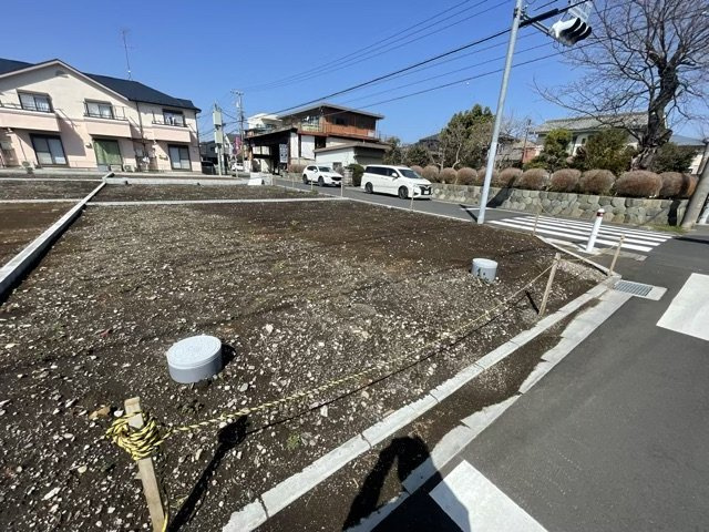 家を建てる場合、方位は要チェックです。現実的に日当たりのよい家ならばリビングは南側、建築基準法でも北側に当たる家への配慮は求められています。土地を見学に行く際は、方位磁針を持って行くようにしましょう。