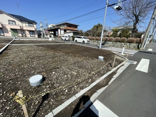 土地を買う際、住む地域の自治体や福祉の補助制度にも注目してみましょう。子供や老人の医療補助やゴミ出しのルールなど、自治体によってルールに大きな違いがあるため、暮らしやすい土地で判断するとよいでしょう。